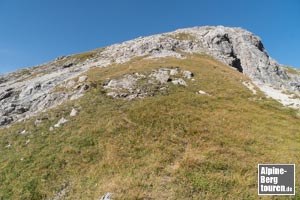 An der Scharte rechts halten und in wenigen Schritten hinein in die Gipfelrampe