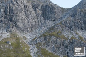 Die gewaltige Geländerampe hinauf in die Kerbe der Kemptner Scharte