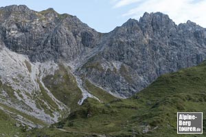 An der Hinteren Wildenalpe bekommen wir detailreiche Einsicht in den Steig hinauf zur Kemptner Scharte