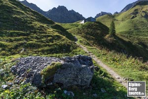 An der Hinteren Wildenalpe legt sich das Gepräge wieder zurück.