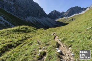 Für den Einlass in den Steig das Gebäude der Hinteren Wildenalpe überholen und in einem Bogen in einem beeindruckenden Felskessel einbiegen