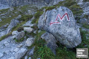 Jenseits der großen M's wird der Untergund immer felsiger und der Einlass in die Rampe hinauf zur Kemptner Scharte ist gewonnen