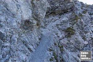 Geschickt schlängelt sich der Steig auf Bänder bergan