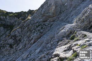 Kurz vor dem Ausstieg navigiert der Steig zur Rampenmitte - der Routenverlauf wird flacher