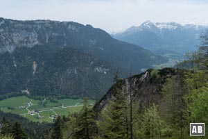 Der Steig zieht sich etwas, bietet aber immer wieder tolle Ausblick: Auf den Rauhen Kopf (links) und Hoher Göll (rechts),...