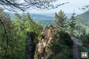 Während der folgenden Traverse bietet ein Felsen tolle Aussicht in den Reichenhaller Kessel