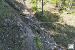 ...führt in eine sandige Rinne - inklusive maroder Drahtseilunterstützung