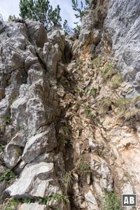 Rinnen-Variante (sehr schwer): Linksschwenkend durch eine Rinne (II, brüchiges Gestein)