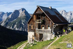 Die urige Plumsjochhütte liegt etwas abseits der Route