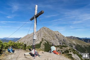 Das Plumsjoch kann mit einem eigenen Gipfelkreuz glänzen. Im Hintergrund die Montscheinspitze.