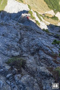 Nach dem Plumsjoch folgt die erste anspruchsvolle Stelle: Abklettern im splittrigen Fels