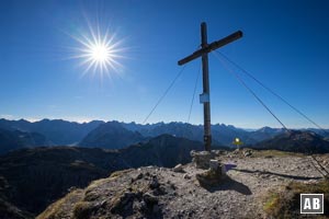 Das Gipfelkreuz der Montscheinspitze mit dem Karwendelgebirge im Hintergrund