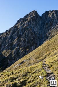 Rückblick vom Abstieg zum Schleimsattel auf den Gipfelaufbau. Die anspruchsvollen Kletterstellen des Abstiegs liegen an diesem Punkt schon hinter uns.