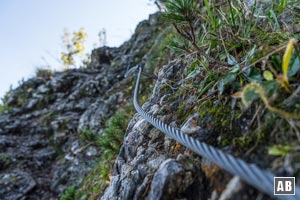 Drahtseile helfen über eine erste Steilstufe hinweg