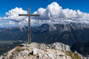 Gipfelkreuz der Oberen Wettersteinspitze mit dem Karwendelgebirge im Hintergrund