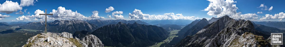 Bergpanorama Sommer vom Gipfel der Oberen Wettersteinspitze (Wettersteingebirge, Bayern, Deutschland)