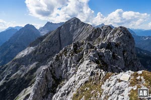 Ausblick vom Gipfel zur Wettersteinwand