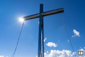 Vom Ausstieg am Ostgrat ist das Gipfelkreuz nur noch wenige Schritte entfernt