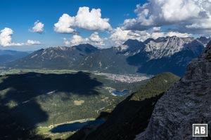 Blick auf Ferchensee, Lautersee und Mittenwald beim Aufstieg zum Gamsanger