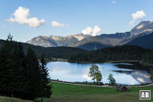 Zu Beginn führt eine einfache Wanderweg am Lautersee vorbei