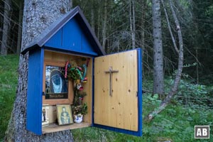 Am Blauen Kastl geht der bisher einfach Aufstieg in einen anspruchsvollen Bergpfad über