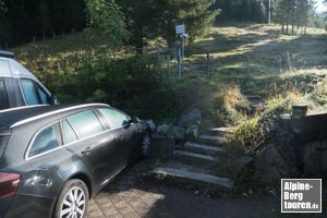 Hinter dem Hotel Grüner Hut die Treppenstufen hinauf zu den augenscheinlichen Wanderpfad nehmen.