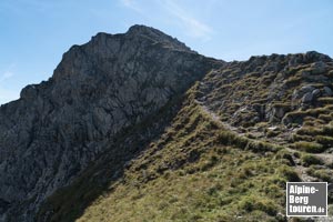 An der Vorderen Schafwanne der ausgeschilderten Spur in Richtung Rauhhorn nachlaufen.