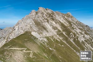 Ausblick aus dem Rauhhorn-Weg auf das benachbarte Gaishorn - links unten die Vordere Schafwanne.