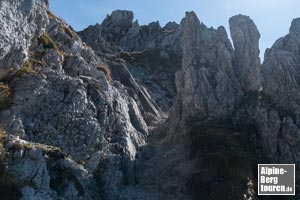 Die Route navigiert zu einem Durchschlupf, der auf der rechten Seite von einem auffälligen Felsturm (blaue Markierung) begrenzt wird.