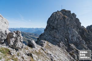 Nach der Schlüsselstelle wartet der Gipfelfelsen auf seine Eroberung.