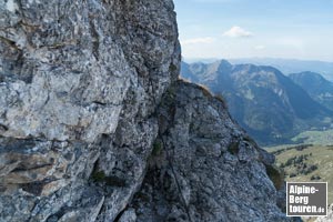 Eine Meter weiter oben dreht das Kabel in Direktion eines sehr schmalen Bandes nach rechts ein. Auf den Band den Gipfelfelsen zur anderen Seite wechseln, wo...