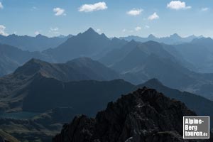 Fernsicht vom Gipfel zum Allgäuer Hauptkamm.