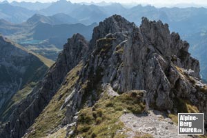 Blick vom Gipfel auf den Südgrat - über den nun abgestiegen wird.