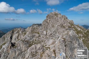 Rückblick aus dem Südgrat auf den Rauhhorn-Gipfel.