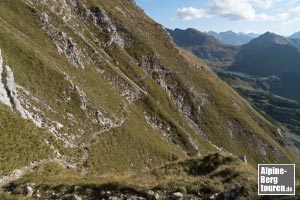 An der Hinteren Schafwanne in den ausgeschilderten Steig zum Schrecksee einscheren.