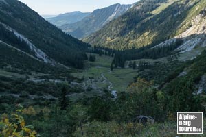 Hinab in den Boden der Taufersalpe (1.410 m)...