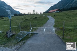 Die Giebelstraße wird an einer markanten Linkskurve verlassen und dieser geschotterten Promenade die Ehre gegeben.