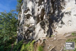 Jenseits tangiert die Route mit der Grotte Wildfräuleinstein.