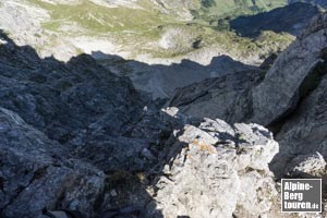 ...unmittelbar an der Abbruchkante zur Rauhhorn-Ostwand ausgesetzt umgangen.