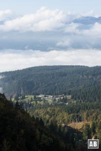 Blick vom Anstieg zum Baumgartenköpfl auf den Ausgangspunkt - die Wochenbrunner Alm