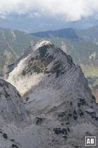 Blick vom Gipfel ins Griesener Kar zur Fritz-Pflaum-Hütte und den Mitterkaiser