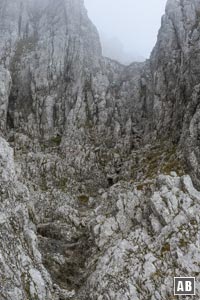 Am Ausstieg aus dem Graben wartet die erste Kletterstelle (I)