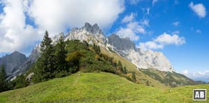 Der weitere Aufstieg über den Gildensteig zur Regalmwand (Bildmitte) führt in einer direkten Linie über den Latschenbuckel nach oben