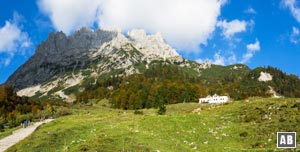 Die Gaudeamushütte vor den steilen Felsgipfeln des Ostkaisers