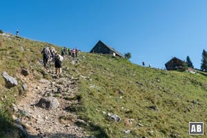 Ein sonniger Sonntag in der Hochsaison: In Schlangen pilgern Wanderer in Richtung Ross- und Buchstein