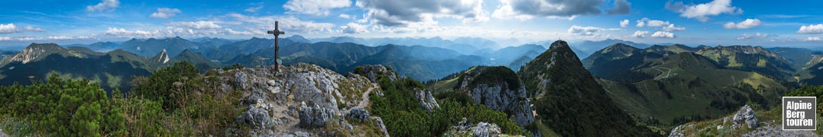 Bergpanorama Sommer vom Buchstein (Roß- und Buchstein, Tegernseer Berge, Bayerische Voralpen, Bayern, Deutschland)