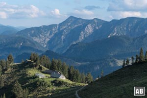 Rückblick vom Roßsteinsattel auf die Sonnbergalm. Im Hintergrund die Halserspitze