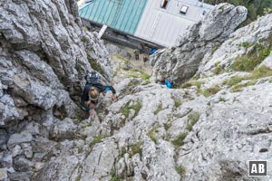 Blick aus der steilen ersten Hälfte (I+) der Buchstein-Rinne nach unten