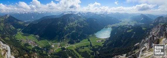 Aussicht vom Gipfel der Roten Flüh auf das Tannheimer Tal mit dem Haldensee