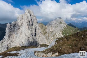 Blick vom Gipfel auf den Gimpel und die Köllenspitze (von links nach rechts)